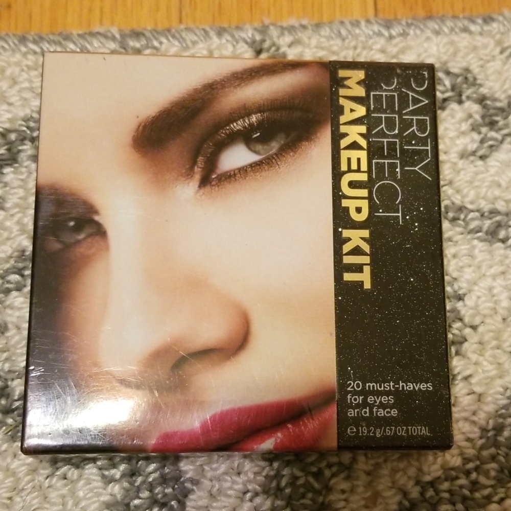 NIB Victoria's Secret Party Perfect Makeup Kit - Picture 5 of 6